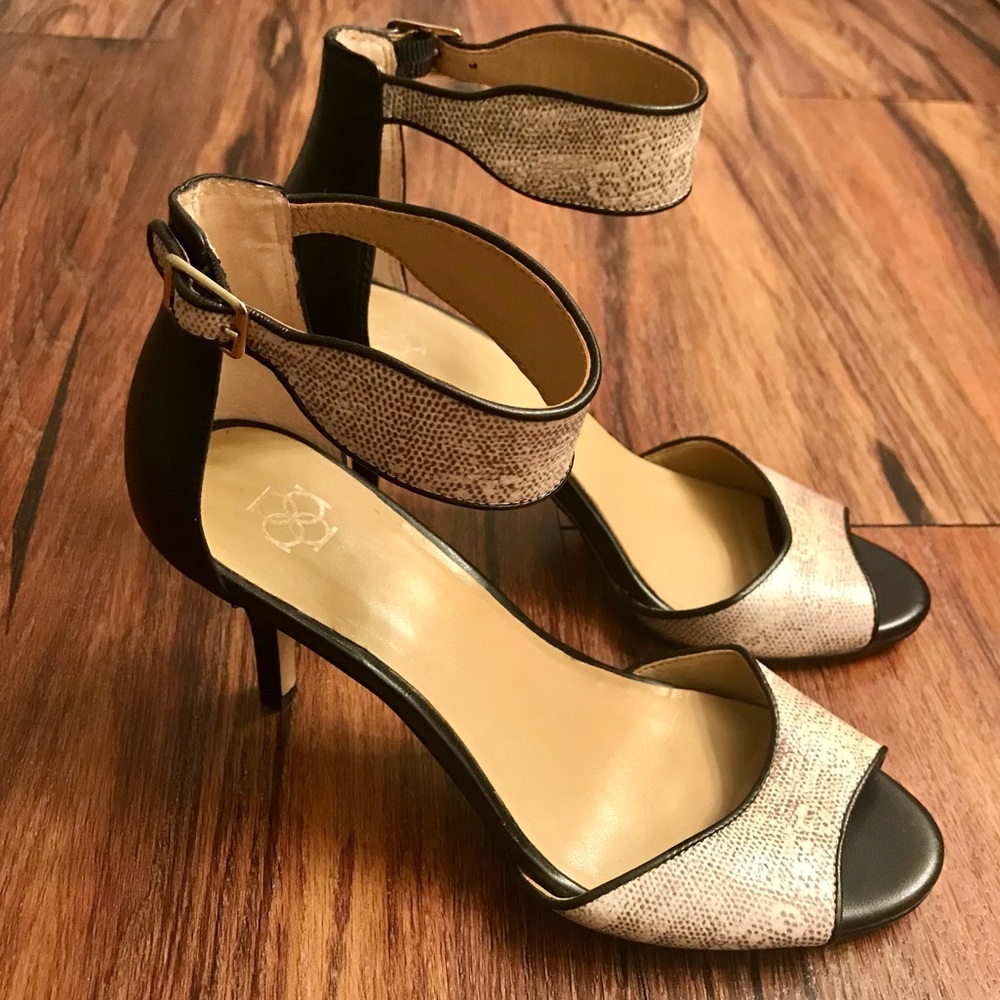Ann Taylor! Ankle strap Heels! Size 6.5